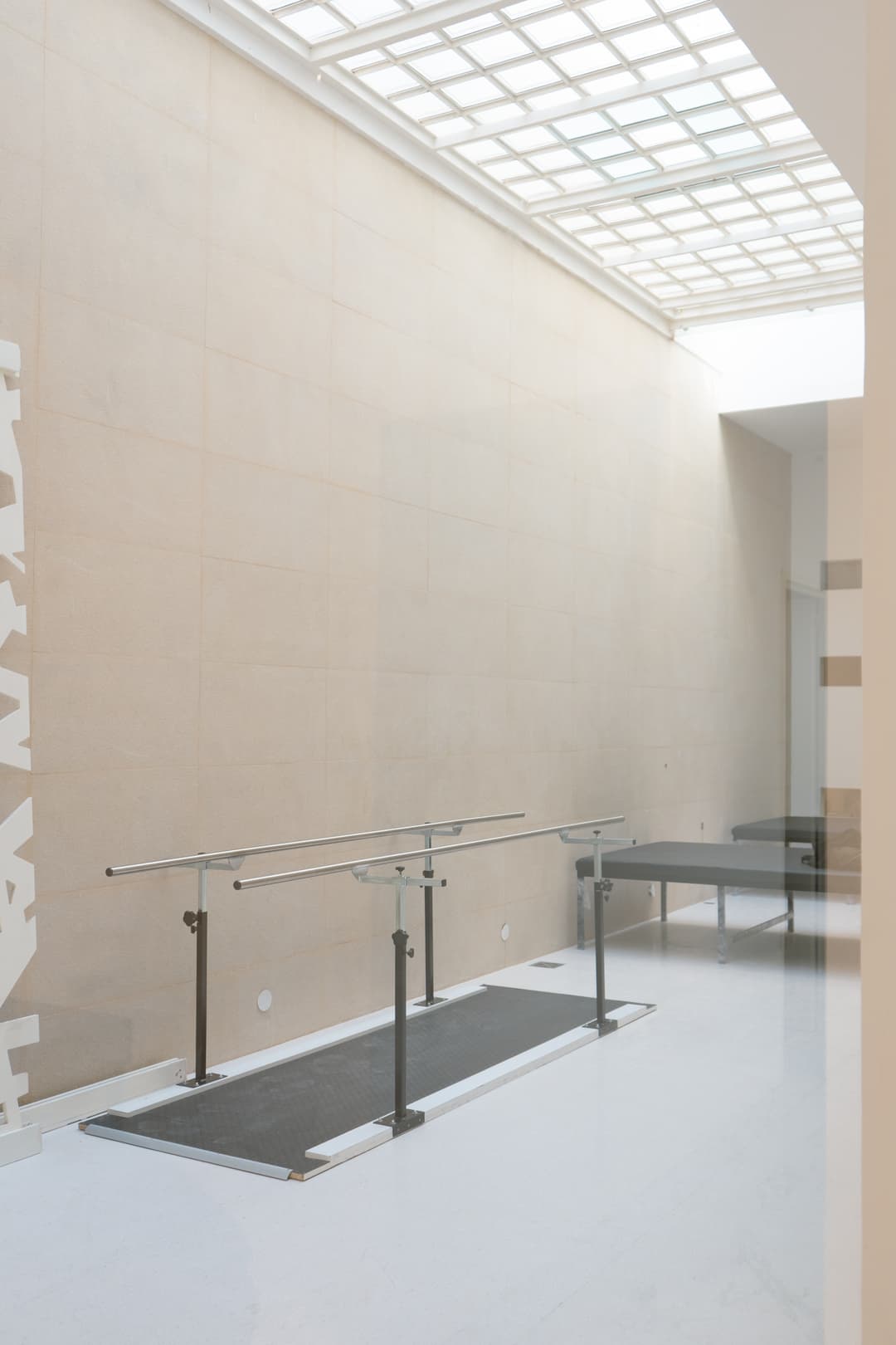 Gimnasio terapeutico con equipamiento moderno